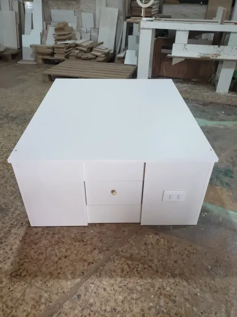 Tarima simple con cajon , enchufe