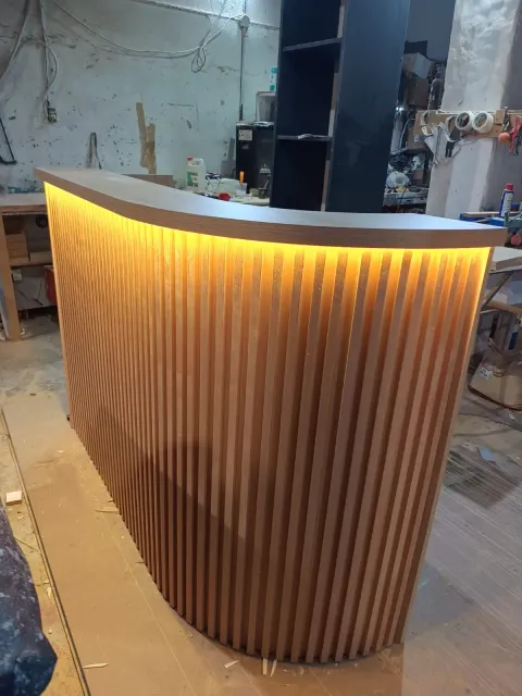 Mostrador Orvella — Recepción Curva Varillada con LED | 160 cm