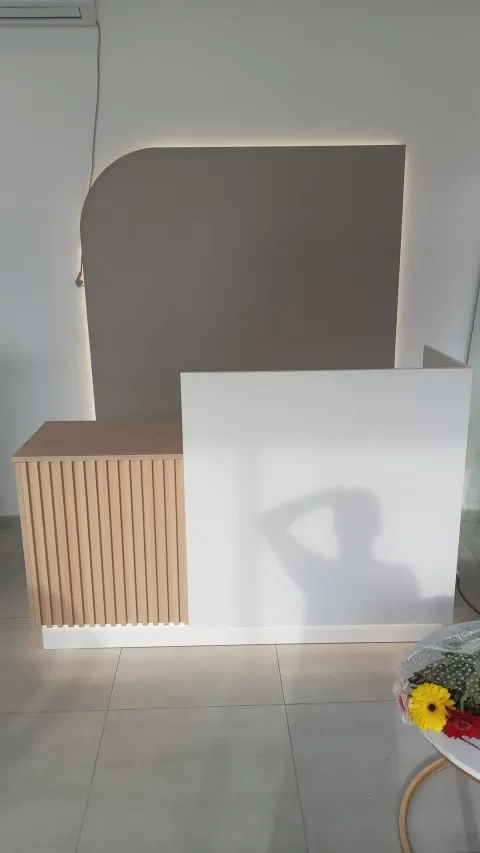 Mostrador Nivelle – Recepción Minimalista con Frente Varillado