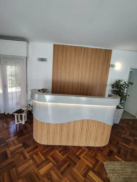 Mostrador Solenne, Microcemento y LED