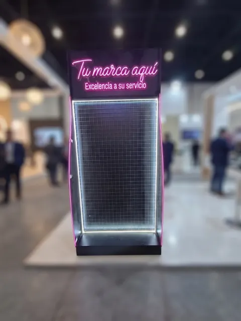 Exhibidor Axen LED – Display Comercial con Rejilla Metálica